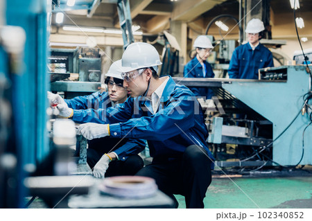 工場で機械の整備をする労働者 工場で機械の整備をする労働者 102340852