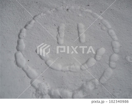 雪の上のスマイルマーク1 雪の上のスマイルマーク1 102340986