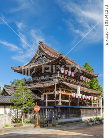 富山南砺市_城端別院善徳寺山門の風景 富山南砺市_城端別院善徳寺山門の風景 102341223