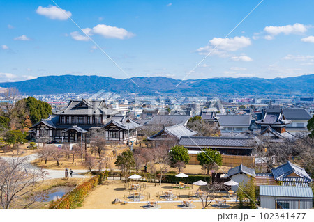 山城天守台展望施設から見下ろす大和郡山市がと奈良盆地 102341477