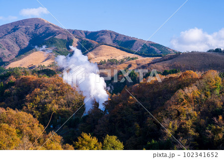 秋晴れ紅葉に映える温泉の湯けむりと山並み風景(阿蘇小国町)小国温泉 秋晴れ紅葉に映える温泉の湯けむりと山並み風景(阿蘇小国町)小国温泉 102341652