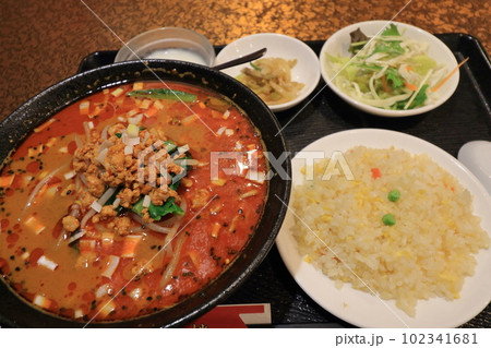 担々麺セット　ランチ 102341681