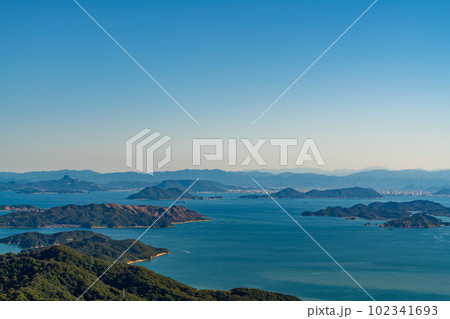 【瀬戸内海国立公園】金甲山山頂から見た備讃瀬戸の島々と四国1　岡山県岡山市・玉野市 102341693