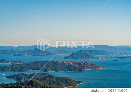 【瀬戸内海国立公園】金甲山山頂から見た備讃瀬戸の島々と四国3　岡山県岡山市・玉野市 102341695