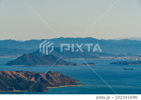 【瀬戸内海国立公園】金甲山山頂から見た備讃瀬戸の島々と四国4　岡山県岡山市・玉野市 102341696