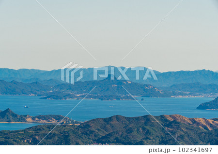 【瀬戸内海国立公園】金甲山山頂から見た瀬戸内海と五剣山と四国山地 岡山県岡山市・玉野市 【瀬戸内海国立公園】金甲山山頂から見た瀬戸内海と五剣山と四国山地 岡山県岡山市・玉野市 102341697