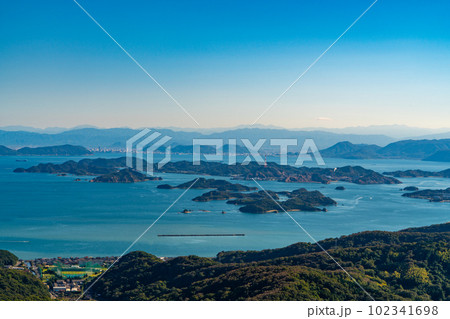【瀬戸内海国立公園】金甲山山頂から見た備讃瀬戸の島々と四国4　岡山県岡山市・玉野市 102341698