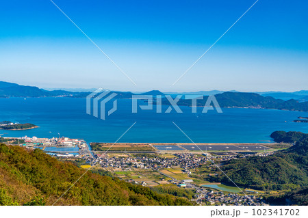 【瀬戸内海国立公園】金甲山山頂から見た塩田跡地と瀬戸内海の島々と四国2 岡山県岡山市・玉野市 【瀬戸内海国立公園】金甲山山頂から見た塩田跡地と瀬戸内海の島々と四国2 岡山県岡山市・玉野市 102341702