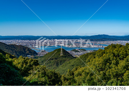 金甲山から見た秋晴れの岡山市街3　岡山県岡山市南区 102341708