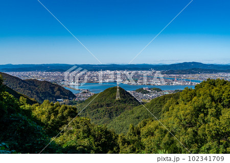 金甲山から見た秋晴れの岡山市街4　岡山県岡山市南区 102341709