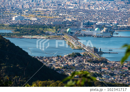 金甲山から見た児島湾締切堤防と岡山市街3 岡山県岡山市南区 金甲山から見た児島湾締切堤防と岡山市街3 岡山県岡山市南区 102341717