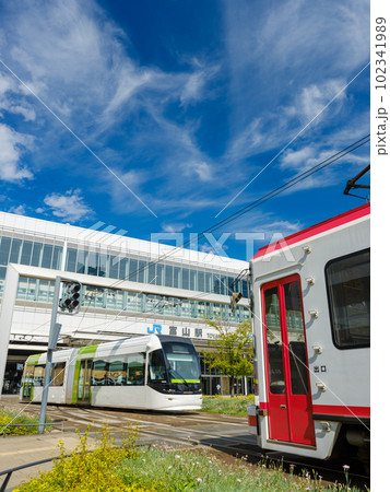 富山_整備された富山駅南口の風景 102341989