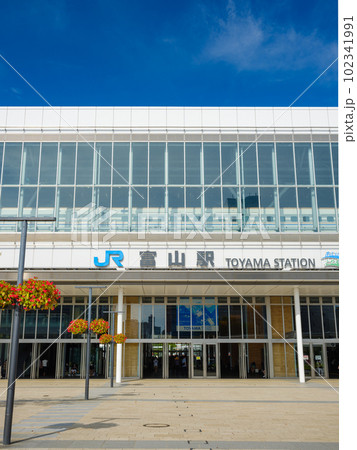 富山_整備された富山駅南口の風景 102341991