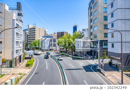 横浜市の都市風景　反町駅 102342249