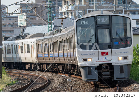 JR九州811系電車リニューアル後　カーブを往く 102342317