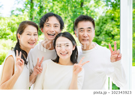 元気な高齢者と子供夫婦の家族 102343923