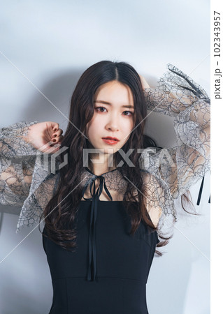 女性のファッションポートレート 女性のファッションポートレート 102343957