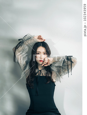 女性のファッションポートレート 102343959