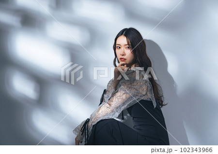 女性のファッションポートレート 102343966