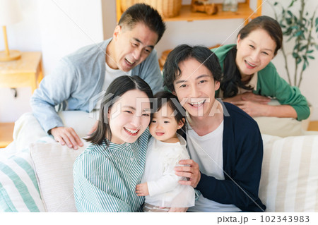 笑顔の赤ちゃんと三世代家族 笑顔の赤ちゃんと三世代家族 102343983