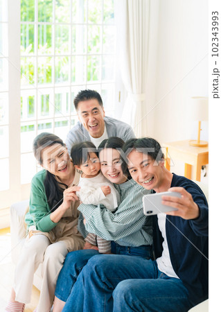 スマホで自撮りする赤ちゃんと家族 102343993