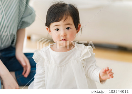部屋でくつろぐ赤ちゃんとママ 部屋でくつろぐ赤ちゃんとママ 102344011