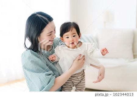 部屋でくつろぐ赤ちゃんとママ 部屋でくつろぐ赤ちゃんとママ 102344013