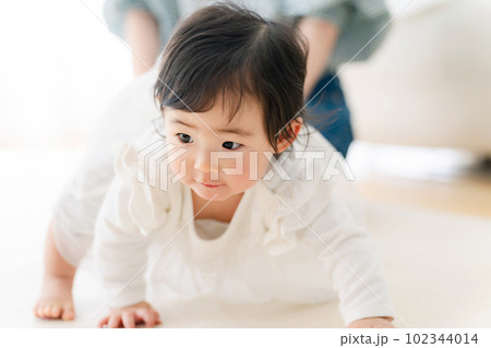 部屋でくつろぐ赤ちゃんとママ 部屋でくつろぐ赤ちゃんとママ 102344014