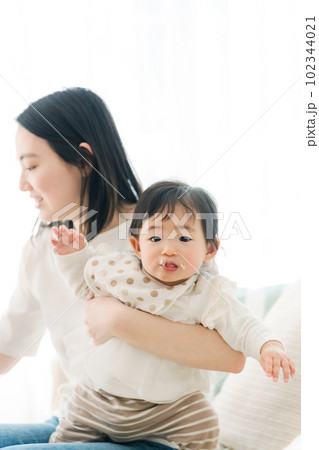 赤ちゃんに離乳食を食べさせるママ 102344021
