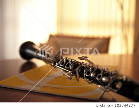 テーブルのクラリネットと楽譜のイメージ写真 102344277