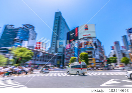 日本の東京都市景観 5月・マ無しの方増加…熱中症に注意。交差点を走行する救急車＝5日、渋谷 102344698