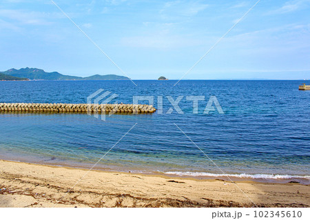 【香川】初夏の小豆島　蒲野の浜辺から望む瀬戸内海と福部島 102345610