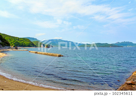 【香川】初夏の小豆島 蒲野の浜辺から望む瀬戸内海と花寿波島 【香川】初夏の小豆島 蒲野の浜辺から望む瀬戸内海と花寿波島 102345611