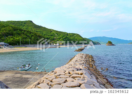 【香川】初夏の小豆島　蒲野の防波堤から望む瀬戸内海と花寿波島 102345612