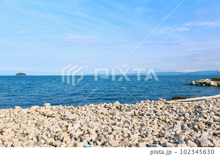 【香川】初夏の小豆島 三都郵便局近くから望む瀬戸内海と福部島 【香川】初夏の小豆島 三都郵便局近くから望む瀬戸内海と福部島 102345630