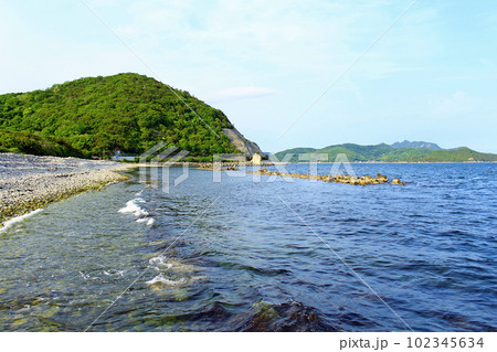 【香川】初夏の小豆島 三都郵便局近くから望む瀬戸内海と遠くに見える田浦 【香川】初夏の小豆島 三都郵便局近くから望む瀬戸内海と遠くに見える田浦 102345634