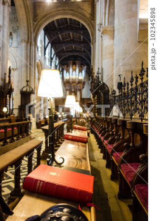 オックスフォードの歴史的な建造物クライストチャーチの中 102345898