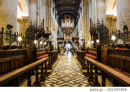 オックスフォードの歴史的な建造物クライストチャーチの中 102345904