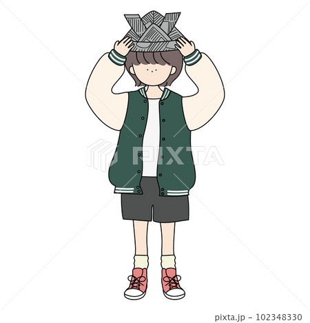 新聞のカブトをかぶるスタジャンの女の子 新聞のカブトをかぶるスタジャンの女の子 102348330