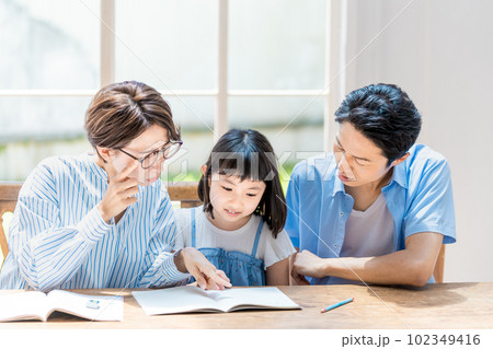 勉強する女の子と教える家族 勉強する女の子と教える家族 102349416