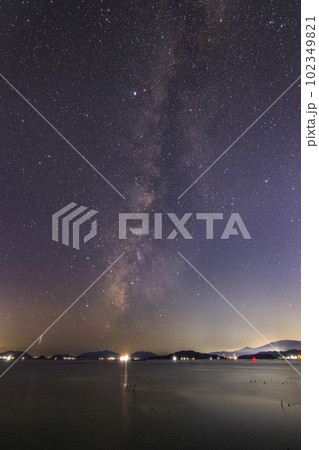 瀬戸内の秋の星景　宵の空に西に傾く天の川 102349821