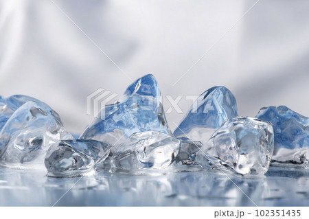 綺麗な水から作る冷たく透明な氷 綺麗な水から作る冷たく透明な氷 102351435
