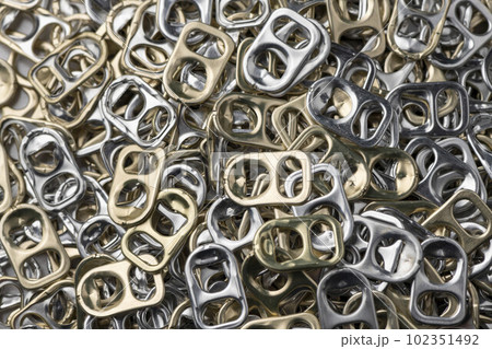 沢山集めた銀色アルミ缶のプルタブ 102351492