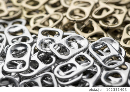 沢山集めた銀色アルミ缶のプルタブ 102351498