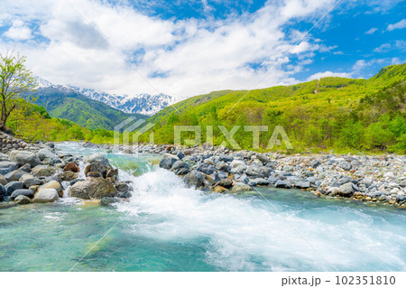【初夏素材】初夏の白馬大橋から見える風景【長野県】 102351810