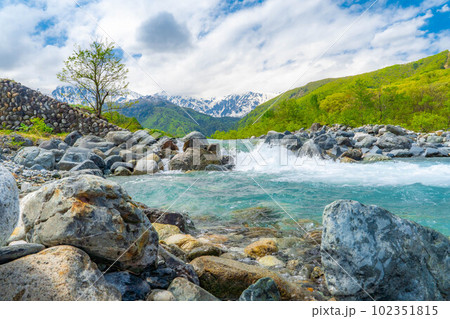 【初夏素材】初夏の白馬大橋から見える風景【長野県】 102351815