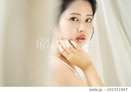 窓際に立つ美しい女性のビューティーポートレート 102351987