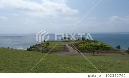 太平洋が一望できる知念岬公園 102352762