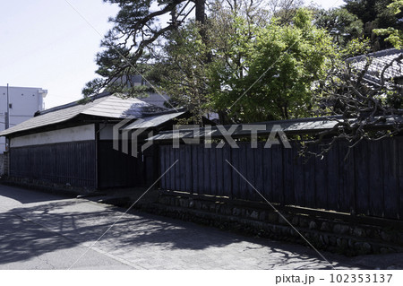 旧甲州街道相模原市内東浅川の黒塀の旧家 102353137