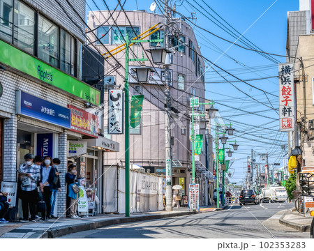 横浜市の都市風景　菊名駅 102353283